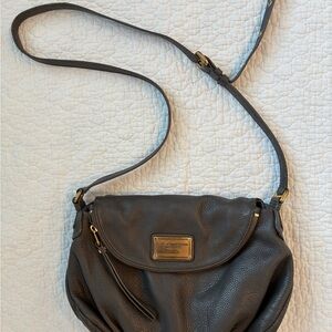 Marc Jacobs Elegant Leather Gray Crossbody Bag with Adjustable Strap